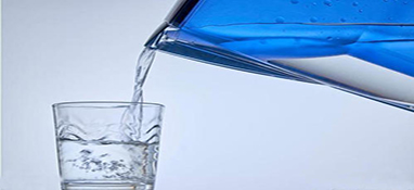 净水器过滤出来的水有气泡或发白现象是为什么？